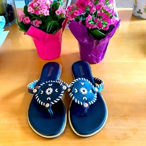 Gorgeous navy sandals!
